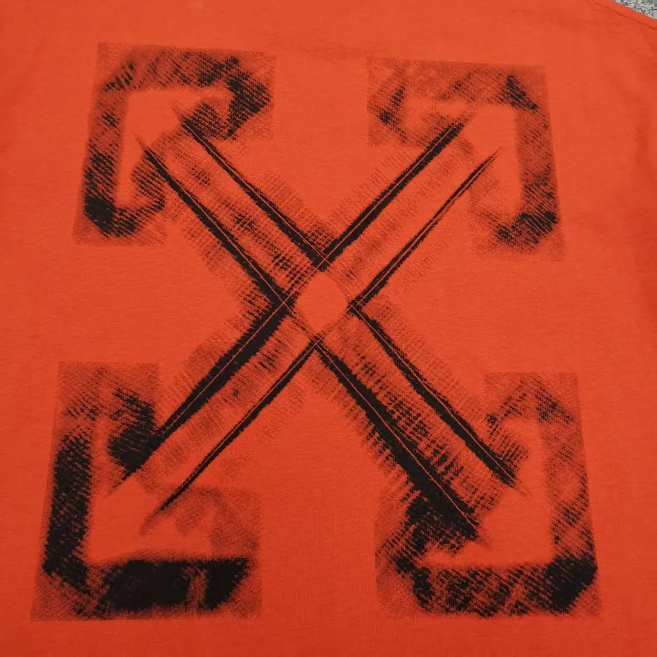 The top proven version OFF-WHI* 25SS new printed short-sleeves, loose fit, the same style for male and female couples stars. American designer Virgil Abloh founded the luxury street brand Off-White based on the pop culture of the younger generation. Walking between street culture and high-end fashion, contemporary elements are used to interpret youth culture, and fine workmanship is used to interpret trendy clothing. Photos, paintings and eye-catching graphic printing are all sources of inspiration for the designer. 32 counts of 260g double yarn pure cotton fabric, the printing uses Kornit digital direct injection technology, and the picture is clear. The white glue base ensures the firmness of the printing, and machine washing is stress-free - 1:1 original mold opening, ZP development, perfectly restored to the original version, produced by a large factory, not produced by a small factory on the market, fine wiring, top-notch craftsmanship, welcome to compare - A complete set of customized accessories for collar labels, hang tags, and washing labels - Exclusive logo packaging - No matter age, body shape or gender, it is very suitable for both men and women. All details are real photos, buy with confidence. Color: Black White Orange Size: S-XL P;120